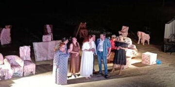 Με το “ΡΟΖ ΜΟΛΟΤΟΦ” η θεατρική ομάδα ΕΠΈΚΕΙΝΑ “ξαναχτύπησε”! (ρεπορτάζ της Κούλας Πουλασιχίδου)