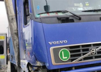 Φορτηγό έπεσε πάνω στα διόδια Πολυμύλου εξαιτίας της πρωινής ομίχλης