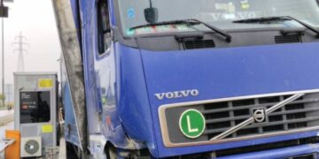 Φορτηγό έπεσε πάνω στα διόδια Πολυμύλου εξαιτίας της πρωινής ομίχλης