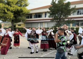 Εκλογές 2023: Στην κάλπη με νταούλια, ζουρνάδες και παραδοσιακές στολές στο Ευηνοχώρι