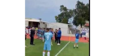 Pasillo από τους ποδοσφαιριστές της Κοζάνης στον πρωταθλητή του 4ου Ομίλου Αιολικό (βίντεο)