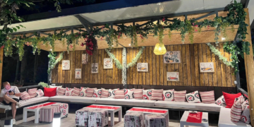 Ανοιχτός για τον κόσμο ο κήπος του Hotel Pantelidis για φαγητό, καφέ και ποτό