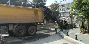 Ασφαλτοστρώνεται ο κυκλικός κόμβος του " Πέτρινου " Σχολείου στο κέντρο της πόλης - Δείτε τις πρώτες εικόνες (ρεπορτάζ της Κούλας Πουλασιχίδου)