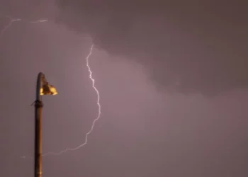 Bροντές και κεραυνοί: Πώς προστατευόμαστε όταν είμαστε σε εξωτερικό χώρο