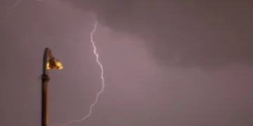 Bροντές και κεραυνοί: Πώς προστατευόμαστε όταν είμαστε σε εξωτερικό χώρο