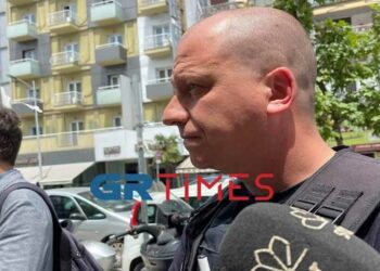 Αστυνομικός απεγκλώβισε βρέφος στη Θεσσαλονίκη: «Η θερμοκρασία του αυτοκινήτου ανέβαινε συνεχώς»