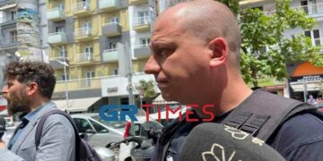Αστυνομικός απεγκλώβισε βρέφος στη Θεσσαλονίκη: «Η θερμοκρασία του αυτοκινήτου ανέβαινε συνεχώς»