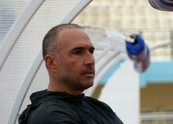 Στο σκοτάδι απαντάς με φως… (του Ζήση Πιτσιάβα)