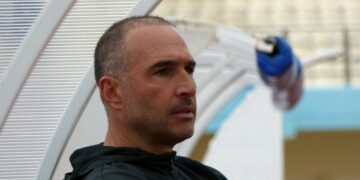 Στο σκοτάδι απαντάς με φως… (του Ζήση Πιτσιάβα)