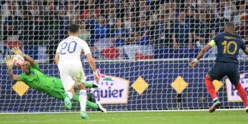 Χρειάστηκε να εκτελέσει δύο φορές το ίδιο πέναλτι ο Εμπαπέ, για να κερδίσει η Γαλλία 1-0 την Ελλάδα - Δείτε τα Highlights