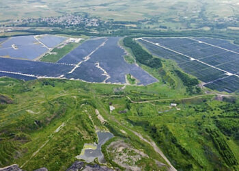 ΔΕΗ Ανανεώσιμες: Μια εντυπωσιακή φωτογραφία από τα φωτοβολταϊκά έργα σε εκτός λειτουργίας ορυχεία στην Πτολεμαΐδα