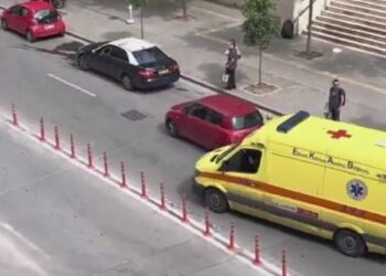 Γέφυρα ζωής για διασωληνωμένο ανήλικο κορίτσι από Κοζάνη για νοσοκομείο της Θεσσαλονίκης (VIDEO)