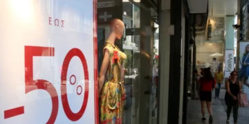 Θερινές εκπτώσεις Ιουλίου: Πότε αρχίζουν και ποια Κυριακή τα καταστήματα θα είναι ανοιχτά