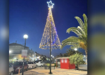 Ηράκλειο: Νοσταλγοί των... Χριστουγέννων - Φωταγωγημένο Χριστουγεννιάτικο δέντρο καλοκαιριάτικα
