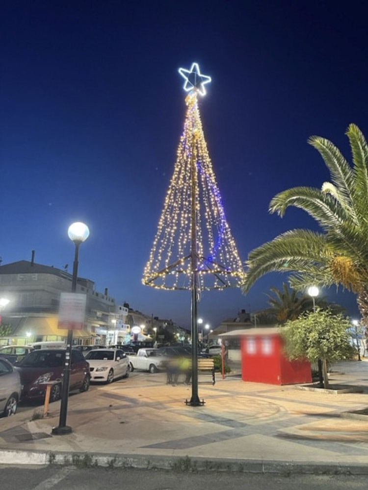 Ηράκλειο: Νοσταλγοί των... Χριστουγέννων - Φωταγωγημένο Χριστουγεννιάτικο δέντρο καλοκαιριάτικα