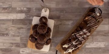 Κέικ τριπλής σοκολάτας – Του Άκη Πετρετζίκη