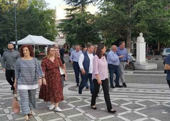 Η βόλτα Κεραμέως στο κέντρο της Πτολεμαΐδας – Ο μοσχαρίσιος γύρος, τα “hi five” με μαθήτριες, η συνομιλία με φοιτήτριες και ο καφές στο BACCARA (φωτο-video)