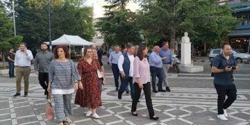 Η βόλτα Κεραμέως στο κέντρο της Πτολεμαΐδας – Ο μοσχαρίσιος γύρος, τα “hi five” με μαθήτριες, η συνομιλία με φοιτήτριες και ο καφές στο BACCARA (φωτο-video)