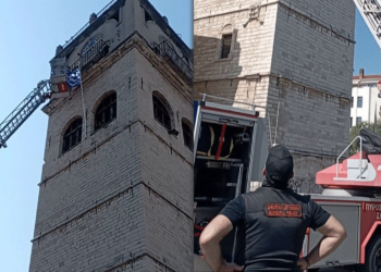 Μία καινούργια Ελληνική σημαία ανεμίζει στο ρολόι στην κεντρική πλατεία Κοζάνης