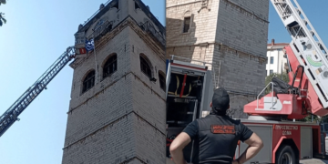 Μία καινούργια Ελληνική σημαία ανεμίζει στο ρολόι στην κεντρική πλατεία Κοζάνης