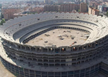 «Το μεγαλύτερο γήπεδο του κόσμου» με τις 80.000 θέσεις που παραμένει μισοκτισμένο 16 χρόνια μετά