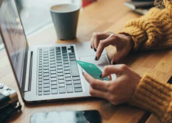 ΟΠΕΚΑ - ΟΑΕΔ: Μετρητά τέλος για τα επιδόματα, έρχονται προπληρωμένες κάρτες