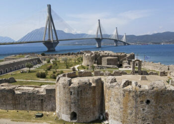 Πάτρα: Αυτοκίνητο έπεσε στη θάλασσα στο κάστρο του Ρίου - Βγήκε κολυμπώντας στη στεριά η 26χρονη οδηγός