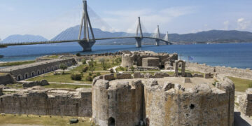 Πάτρα: Αυτοκίνητο έπεσε στη θάλασσα στο κάστρο του Ρίου - Βγήκε κολυμπώντας στη στεριά η 26χρονη οδηγός