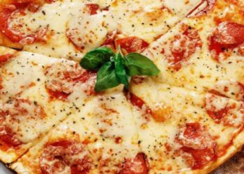Σπιτική πίτσα με ντομάτα και κασέρι – Συνταγή του Χριστόφορου Πέσκια
