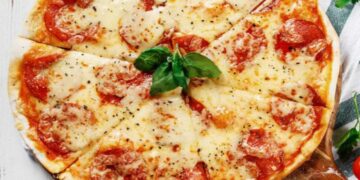 Σπιτική πίτσα με ντομάτα και κασέρι – Συνταγή του Χριστόφορου Πέσκια