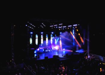 Ένα υπέροχο οπτικοακουστικό υπερθέαμα χάρισε στο κοινό ο Γιάννης Πλούταρχος και τα παιδιά του-Δείτε εντυπωσιακό video της βραδιάς από DRONE!