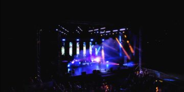 Ένα υπέροχο οπτικοακουστικό υπερθέαμα χάρισε στο κοινό ο Γιάννης Πλούταρχος και τα παιδιά του-Δείτε εντυπωσιακό video της βραδιάς από DRONE!