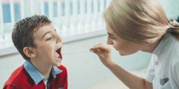 Στρεπτόκοκκος: Ποια είναι τα ανησυχητικά συμπτώματα - Πώς μεταδίδεται