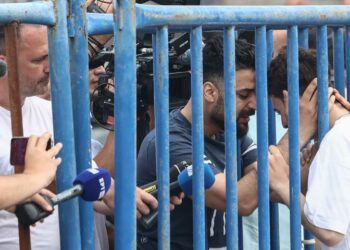 Συγκλονιστική στιγμή: Βρήκε τον αδελφό του ενώ νόμιζε ότι πνίγηκε στο ναυάγιο στην Πύλο