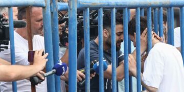 Συγκλονιστική στιγμή: Βρήκε τον αδελφό του ενώ νόμιζε ότι πνίγηκε στο ναυάγιο στην Πύλο