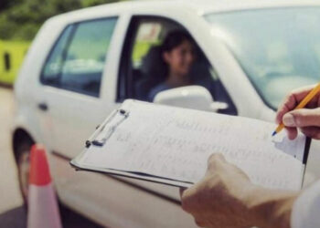 Θεσσαλονίκη: Υποψήφιος οδηγός επαγγελματικού διπλώματος αντέγραφε με «ψείρα» στο αυτί