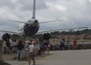 Τρομακτικό βίντεο από τη Σκιάθο: Αεροπλάνο της SAS απογειώνεται και «σηκώνει στον αέρα» όσους το βιντεοσκοπούν