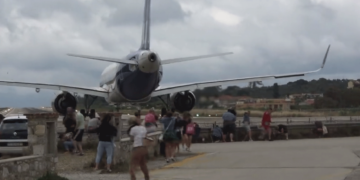 Τρομακτικό βίντεο από τη Σκιάθο: Αεροπλάνο της SAS απογειώνεται και «σηκώνει στον αέρα» όσους το βιντεοσκοπούν