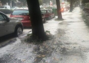 Ιωάννινα: Σφοδρή χαλαζόπτωση έκανε τους δρόμους να μοιάζουν… χιονισμένοι