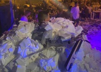 Σκέπασαν με χαρτοπετσέτες τον Θεόφιλο Πουταχίδη στην συναυλία του στην Άρδασσα (φώτο- βίντεο)