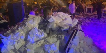 Σκέπασαν με χαρτοπετσέτες τον Θεόφιλο Πουταχίδη στην συναυλία του στην Άρδασσα (φώτο- βίντεο)