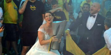 ΑΕΚ: Νεόνυμφοι στην Καβάλα πήγαν από την εκκλησία και σήκωσαν το τρόπαιο του πρωταθλήματος