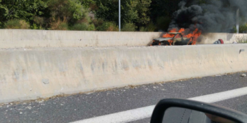 Αυτοκίνητο λαμπάδιασε στα τούνελ της Εγνατίας από Βέροια προς Κοζάνη