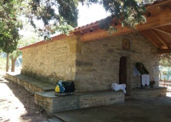 Στην κορυφή του λόφου πάνω από το ‘’Σκεπασμένο’’ Βελβεντού γιόρτασε το μικρό, παραδοσιακό Εξωκλήσι της Αγίας Κυριακής, Ενορίας Αγίας Κυριακής