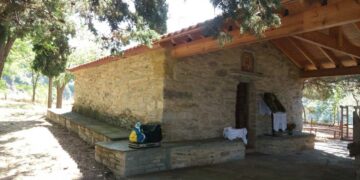 Στην κορυφή του λόφου πάνω από το ‘’Σκεπασμένο’’ Βελβεντού γιόρτασε το μικρό, παραδοσιακό Εξωκλήσι της Αγίας Κυριακής, Ενορίας Αγίας Κυριακής