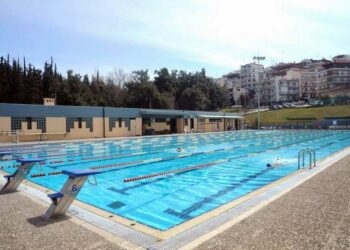 “Στην Κοζάνη το κολυμβητήριο κλείνει κάθε καλοκαίρι 15 Ιουλίου” – Η Δώρα Σιαλβέρα γράφει για την …πλαζ του Αρίνταγα