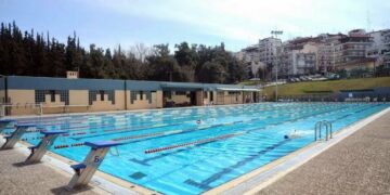 “Στην Κοζάνη το κολυμβητήριο κλείνει κάθε καλοκαίρι 15 Ιουλίου” – Η Δώρα Σιαλβέρα γράφει για την …πλαζ του Αρίνταγα