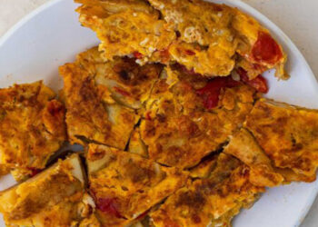 ΣΥΝΤΑΓΕΣ: Πατάτες με αυγά και πιπεριές Φλωρίνης στο τηγάνι