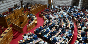 Boυλή: Ψηφίζεται σήμερα το νομοσχέδιο του Οικονομικών - Αυξήσεις μισθών και συντάξεων, μειώσεις φόρων και ενισχύσεις