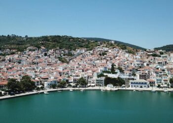 Καλοκαιρινές διακοπές: Πόσο κοστίζουν πέντε βράδια σε 12 νησιά της Ελλάδας